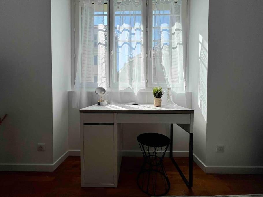 Appartement Climatise / Centre-Ville / 4 Personnes เบอซองซง ภายนอก รูปภาพ